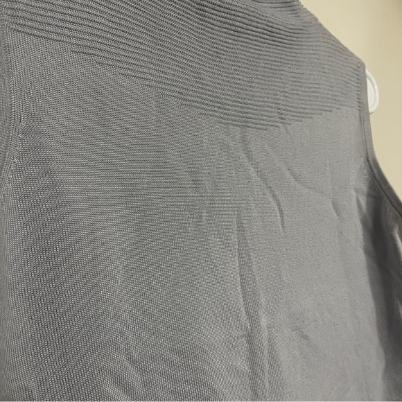 Elegant Gray Sleeveless Women's Vintage Tank Top - Picture 2 of 7